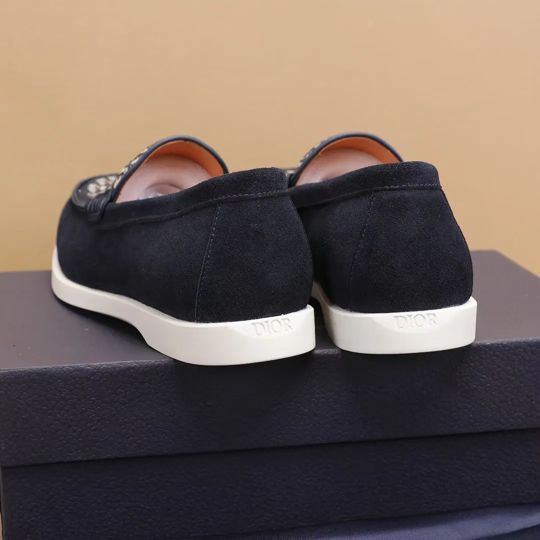 Men's Men's Shoes 💰400 [New Style] 🏍️🏍️Dior - This Dior Granville loafer is a casual dress shoe. Crafted from luxuriously soft beige suede, it features a beige Oblique print panel on the upper. The lightweight cream-white rubber sole is more sophisticated. The Dior Oblique pattern is engraved on the outsole to enhance the style, and the Dior logo is engraved on the back side. Adds elegance to any casual look.